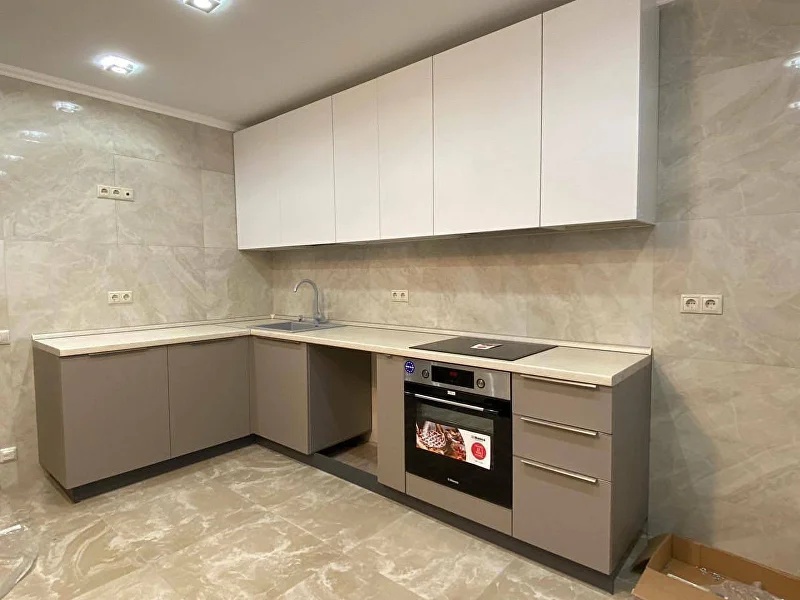 Кухня угловая минимализм — Белый и мокко